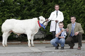 Philip Halhead presents a cup to Sam Martin, Newtownards for Springhill Alfie, Martin Brothers Reserve Supreme Champion at the show exhibited here by James Martin.